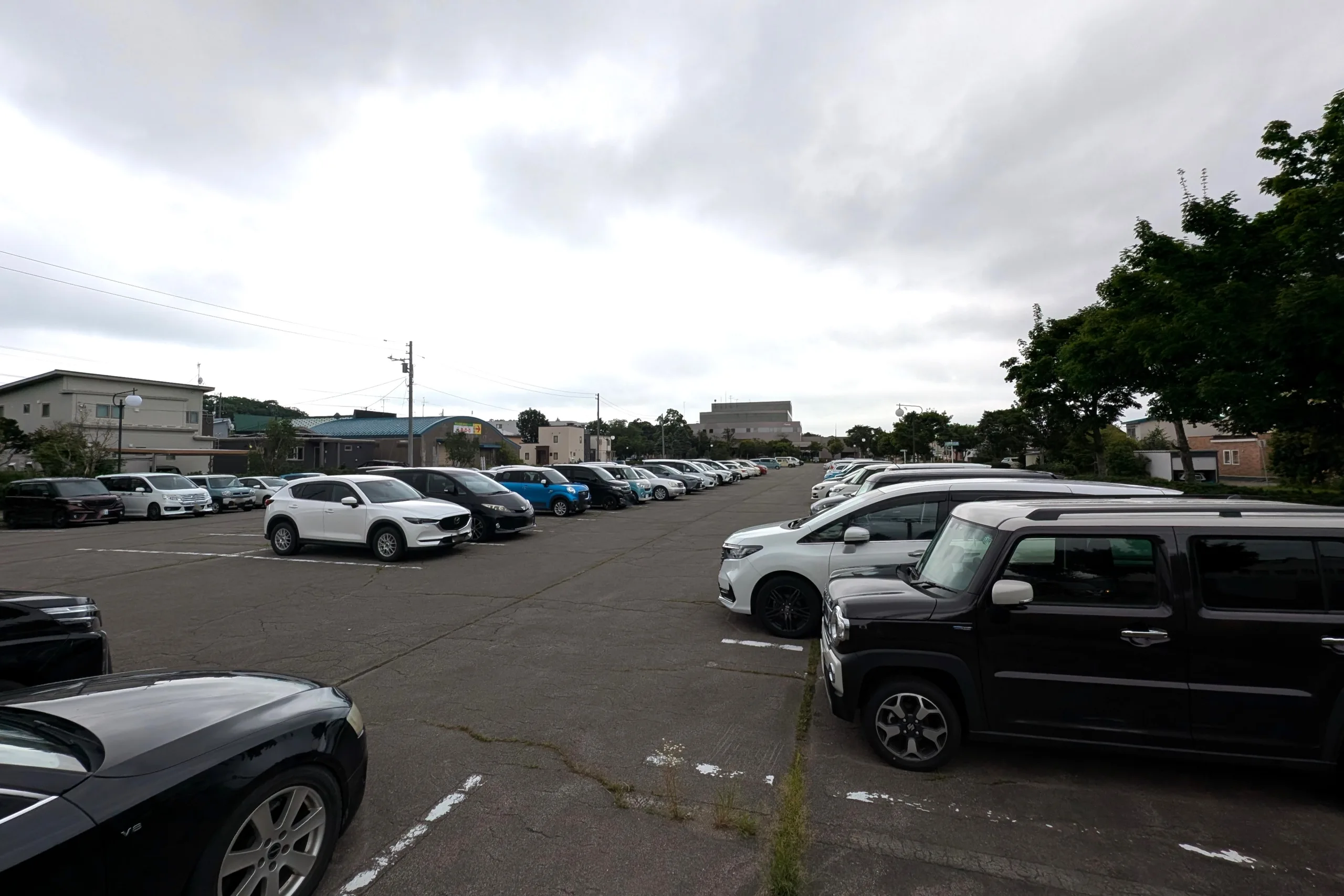 2025年8月撮影 中標津町総合文化会館（しるべっと）駐車場の様子