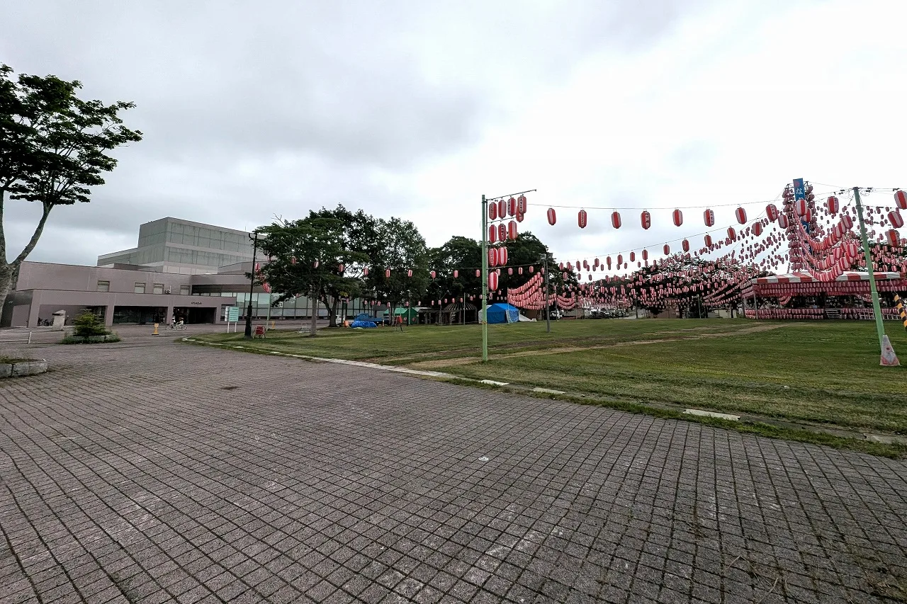 2025年8月撮影　なかしべつ夏祭りの会場と総合文化会館の様子
